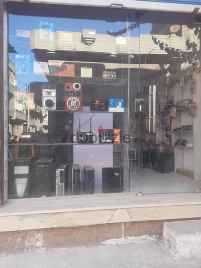 فاترينه وباب واجهة محل زيرو استعمال شهرين ٢. ٧٠ متر
