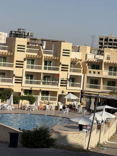 شاليه ارضي يتميز بالخصوصية جنب حمام السباحة