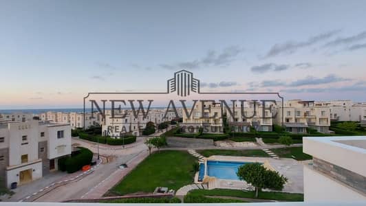 دوبلكس | مفروش بالكامل | إطلالة على حمام السباحة وإطلالة جانبية على البحر Amwaj North Coast