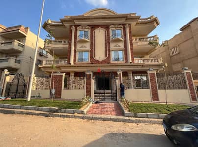 Apartment for Sale in Banafseg Villas  Third floor with a balcony and private rooftop access Elevator available  Area: 225 sqm (including terrace)  3