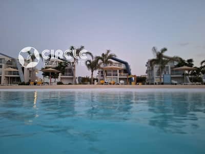 شاليه ١٩٠م ٣ غرف نوم بالفرش بالكامل للبيع بفيو على اللاجون في قرية فوكا باي Fouka Bay الساحل الشمالي بالقرب من رأس الحكمة