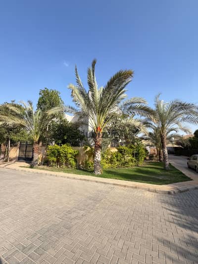 فيلا فاخرة ١٦٠٠ متر بجوار الجامعة البريطانية بالشروق البيع شامل الفرش والاجهزة