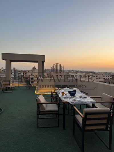 بنتهاوس فاخرة للبيع في المراسم فيفس سكوير El Marasem Fifth Square فى موقع متميز بروف خاص  تشطيب كامل مع 4 تكيفات جراج سيارات جاهزة على الاستلام الفورى