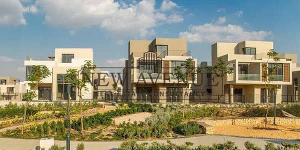 فيلا 3/4 تشطيب شامل تكيفات مركزية جاهزة للسكن في موقع متميز بإطلالة على المساحات الخضراء وبأقل سعر في سوديك إيست Sodic East