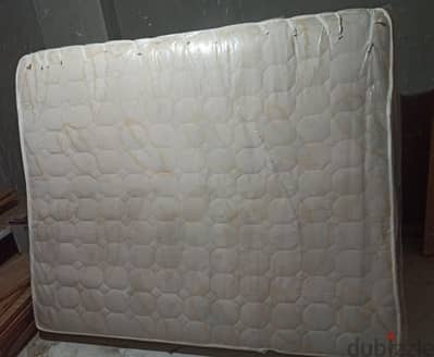مرتبه 150×195 مستعمله استعمال خفيف زي الجديده بالظبط بكيستها