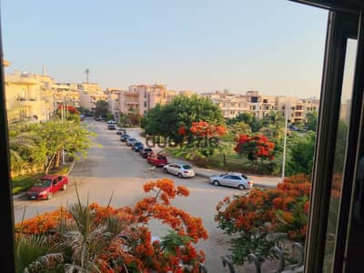 شقة للايجار بالمطبخ والتكييفات في الحي التاني المنطقه الأولي تطل علي محور طلعت حرب بالتجمع