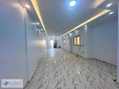 شقه فاضيه تشطيب هاى سوبر لوكس 220 متر للايجار باللوتس الجنوبيه في التجمع الخامس  يطل مباشرة على شارع التسعين الجنوبي