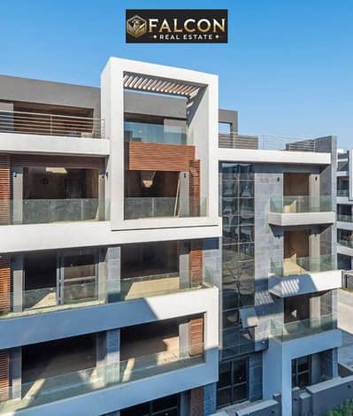 Apartment with an area of ​​208 square meters, 3 master bedrooms, El Shorouk, Gate 3, directly next to the British University on the Suez Road. Take a
