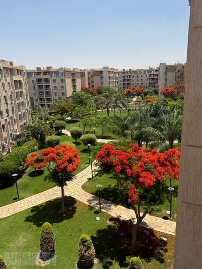 A distinctive apartment for sale in B7 with a wide garden view and fully custom finishes.