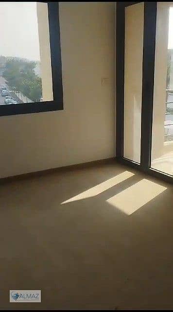 شقه فاضيه 164 متر للايجار بالمطبخ والتكييفات في كمبوند المراسم في التجمع الخامس مباشرة على شارع التسعين الشمالي