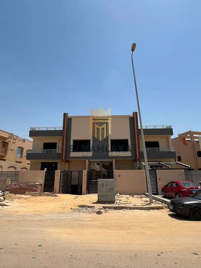 شقة مميزة للبيع في الشيخ زايد – الحي التاسع، موقع استراتيجي على شارع البستان الرئيسي، تجمع بين المساحة الواسعة والخصوصية مع جاردن خاصة.