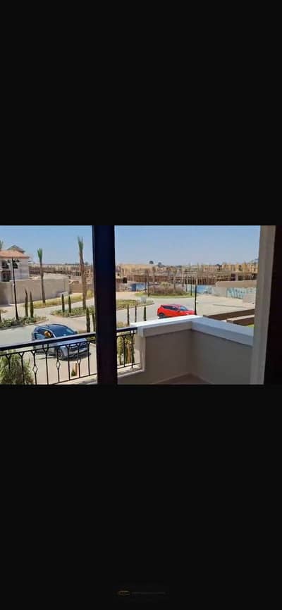 للبيع دوبلكس أرضي بحديقة داخل Village West – الشيخ زايد | استلام فوري تشطيب كامل فاخر • مطبخ مجهز • تكييفات كاملة • سبوتات وإضاءة جاهزة