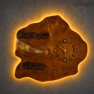 ساعة حائط مضيئة من الخشب الطبيعي والإيبوكسي – هاند ميد