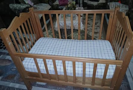 سرير اطفال بحاله جيده