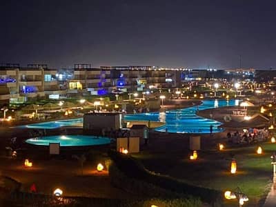 يقع كيب باي في أحد أكثر المواقع إستراتيجية في السخنة. يقع على بعد 14 كم من بوابات السخنة وعلى بعد 60 دقيقة فقط من القاهرة.