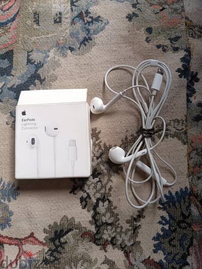 Original Apple EarPods with lightning connector,condition: Very Good