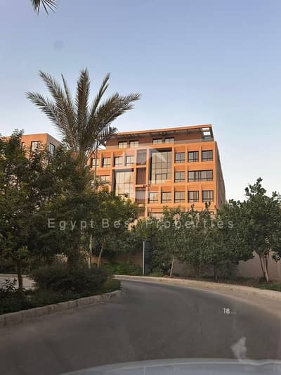 مكتب للبيع في ديستريكت 5 جاهز في التجمع الخامس القاهره الجديده بالتقسيط