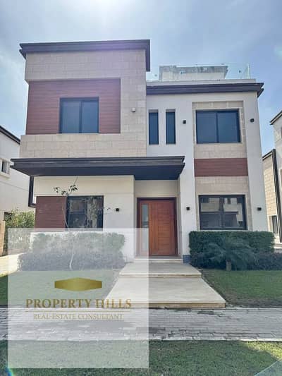 A detached villa in the Golden Square, ready for viewing, with a spacious garden.
