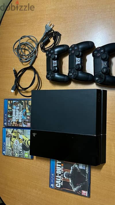 PS4 Fat 500 GB like new معاه 3 العاب و 3 دراعات