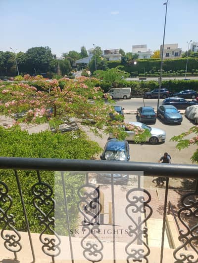 شقه للبيع في مدينه الرحاب لوكيشن مميز جدا بجوار اڤينيو مول والخدمات 131 متر 3 غرف نوم و 2 حمام بالدور الاول يوجد اسانسير وبسعر لقطه