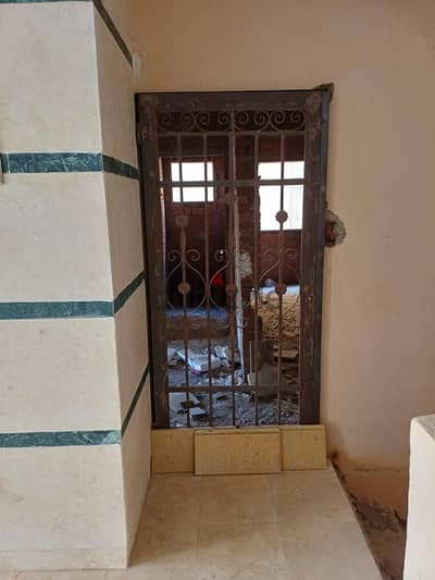 باب حديد لشقه خارجي بيفتح لبره