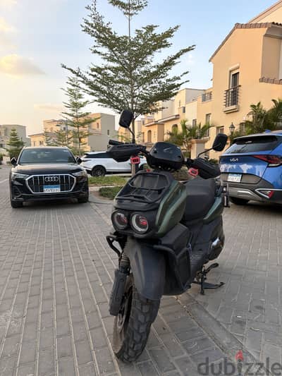 سكوتر كيواي كيت 2000 وات شاشه ديجتال ماشي 30 الف كيلو + كاب هولدير