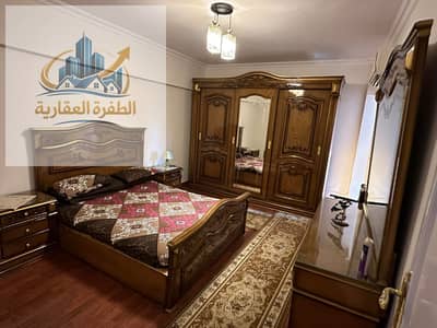 شقه للبيع بالمقطم  شارع للاشجارلظروف السفر مشطبه تشطيب حديث دورثالث بحرى بسعر مميزجدا