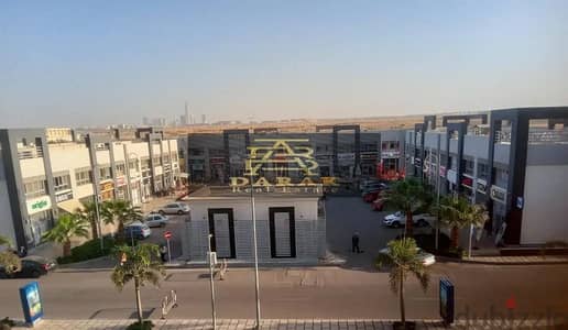 مطعم وكافيه 76م للايجار بالكرافت زون بلوكات اولي متشطب VIP بمساحه خارجيه كبيره علي الشارع