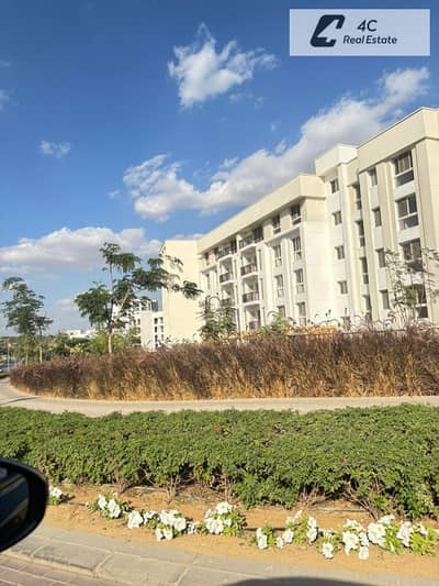 شقة جاردن متشطبة بالكامل بالمطبخ والتكييفات بأقل من سعر السوق ريسيل 3 غرف وغرفة مربية في Uptown Cairo التجمع المقطم للبيع