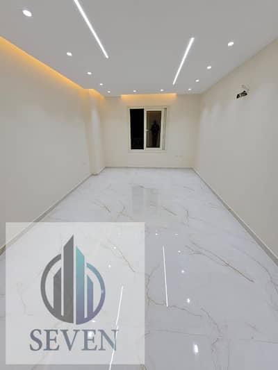 *Office for Rent 135 m², Grand Plaza Al-Hijaz Building, Carrefour Main Street, Prime Location in Zahraa Al-Maadi*
