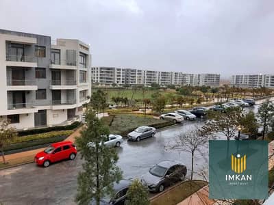 شقه للبيع بمقدم 540 الف والباقي علي اطول فتره سداد في كمبوند تاج سيتيTaj city في التجمع الاول ساكن وعايش بالفعل وبالقرب من مطار القاهره الدولي