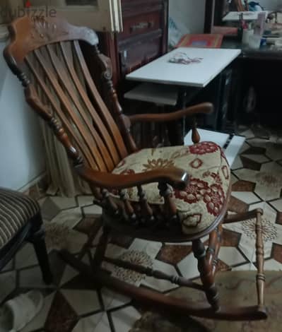 كرسى هزاز ومكتبة للبع