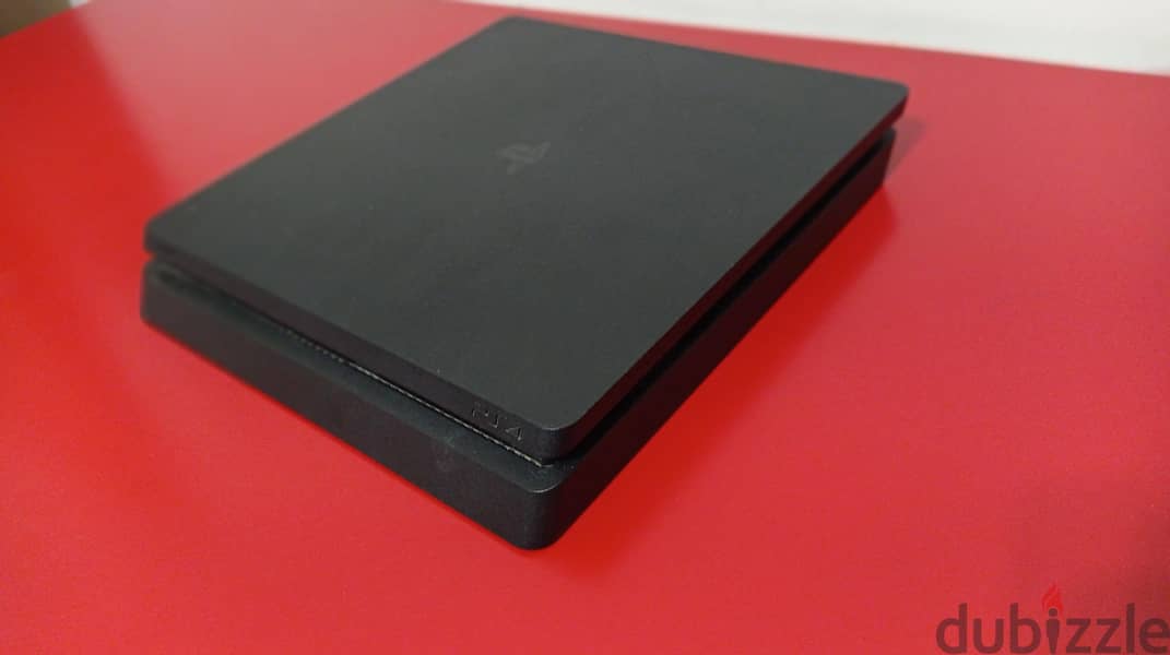 PlayStation 4 slim 1
