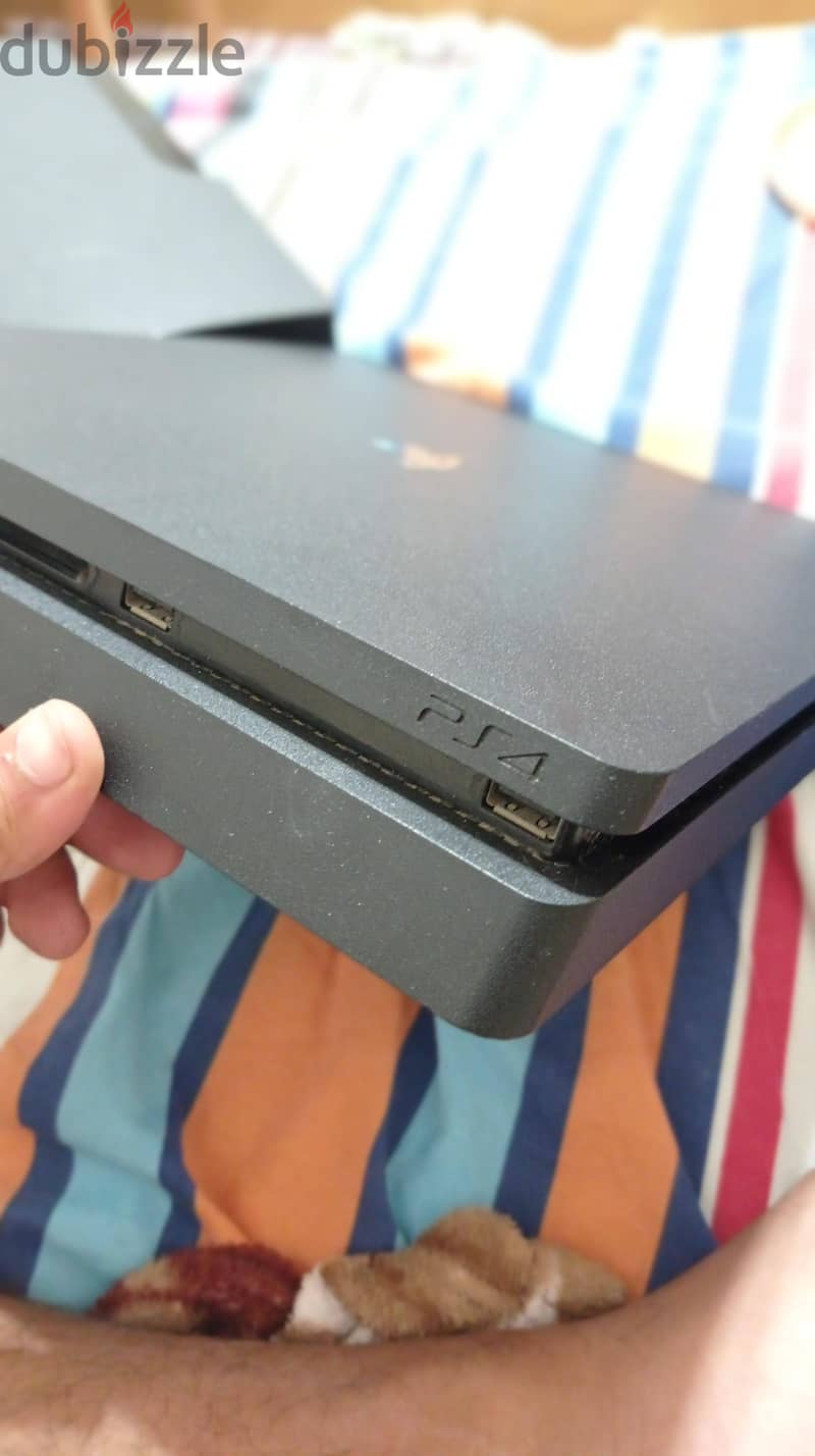 PlayStation 4 slim 4