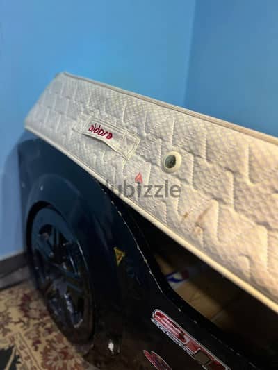 سرير اطفال اسود سياره