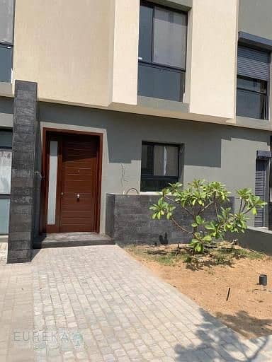 للبيع فيلا تاون هاوس 245م في  Compound Al Burouj