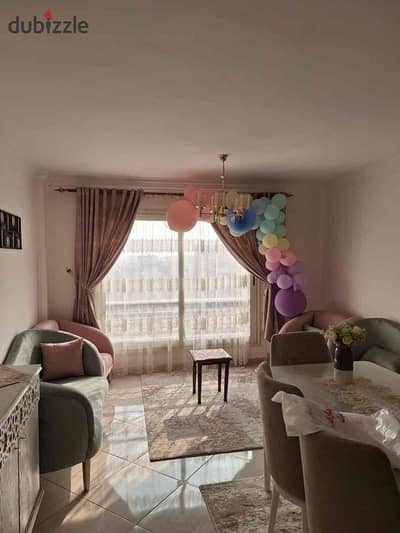 مطلوب 9500 () شقة 130 م التجمع الاندلس  السابعين عمارة ( جنب السوبر ماركت و البوابة 2)  3 غرف منهم غرفة ماستر ب حمام مطبخ حمام ريسبشن 2 قطعة تشطيب الشركة الدور الاخير (يوجد اسانسير) شقة بحري غاز ماية كهربا فاضي مش مفروش عقد سنتين (زيادة 10% السنة التانية)