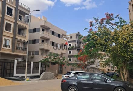 شقه للبيع في حدايق اكتوبر  بالعداد , عماره ساكنه
