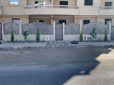 شقه بمنطقة الفيلات داخل الحى التالت مدينة الشروق
