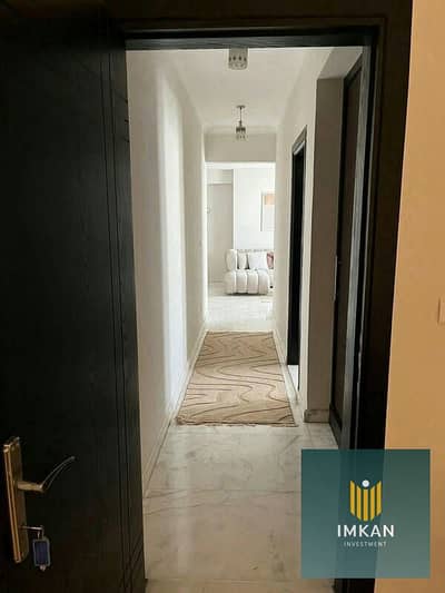 In Fustat, with a down payment of only 500,000, an apartment is for sale, ready to move in, in the Arabesque compound. It has two bedrooms with a dire