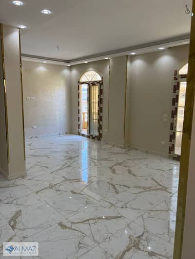Unfurnished apartment with ultra-super-lux finishing, 210 square meters, for rent in Andalus 2/2, Fifth Settlement, overlooking South 90th Street.