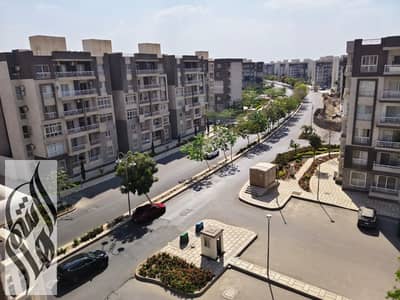 شقة مفروشة 107م للإيجار في مدينتي B12، 3 غرف، فيو بارك وشارع، دور خامس، قريبة من الخدمات.