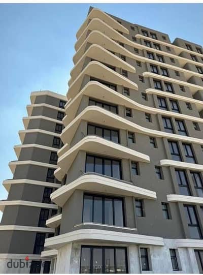 Luxury apartment for sale in Palm Hills (Palm Hills) District 1). The compound features a vital strategic location, vast green spaces, artificial lakes, recreational areas, a fully equipped clubhouse, and a smart security system with 24-hour surveillance cameras.