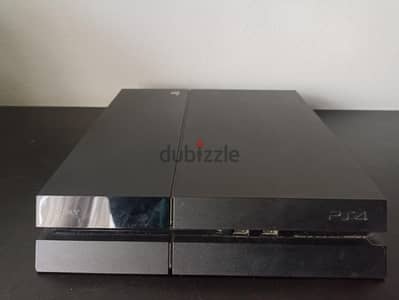 جهاز PlayStation 4 بحالة جيدة جدًا ويعمل بكفاءة كاملة، جاهز للاستخدام