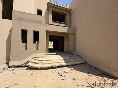 فيلا روعه للبيع في جولف اكستنشن بالم هيلز مساحه 830 متر - نص تشطيب وموقع مميز جدا