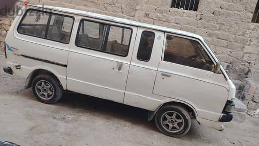 نيسان فان 1986
