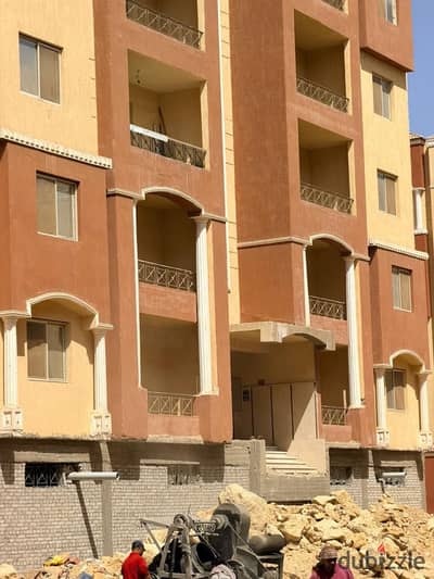 شقة بالأندلس على الشارع الرئيسي بين الـ90 الجنوبي ومحور AUC. خلف ماونتن فيو هايدبارك والجامعة الأمريكية، بجوار وادي دجلة بمنطقة الجامعات الجديدة.