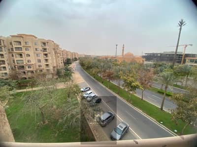 شقه مفروشه مساحه 175 مجموعه 23 دور رابع امام مجمع البنوك 3نوم 2 حمام دريسينج كبير