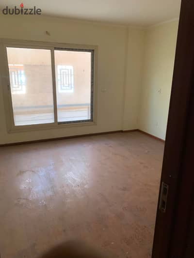yAn apartment in the Small Investor zone, Al-Andalus, 5th Settlement. A prime and strategic location close to the main axes in New Cairo Cit