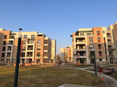شقة كورنر للبيع  جاهزة  للاستلام  في District 5   من مراكز، فيو مفتوح ولوكيشن    قوي ب  القاهرة  الجدديدة   قريبه من كل الخدمات   و الطرق   الرئيسية